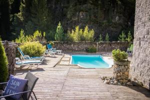a swimming pool in a yard with chairs and a table at Hotel zum See in Martello