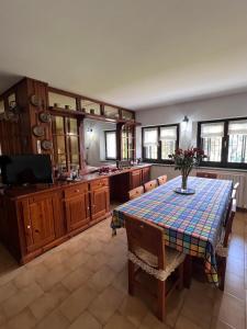 TV a/nebo společenská místnost v ubytování Appartamento CASA DEI NONNI 2