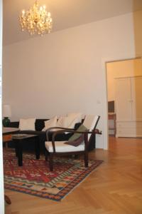 ein Wohnzimmer mit einem Sofa und einem Kronleuchter in der Unterkunft Premarental in Wien