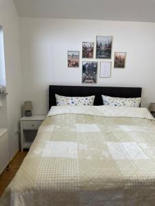 Кровать или кровати в номере Appartement zur Wied