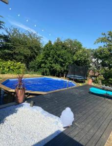 - une piscine au-dessus d'une terrasse en bois dans l'établissement Magnifique logement, confortable et paisible., à Saint-Marcel