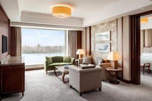 a living room with a view of a hotel room at Shangri-La Nanchang丨Adjacent to Pavilion Prince Teng Prime river view in Nanchang