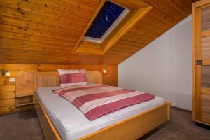 sypialnia z łóżkiem w drewnianym pokoju w obiekcie Ferienwohnungen Gstöttner w mieście Bodenmais