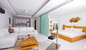 Una cama o camas en una habitación de Code Samui Hotel