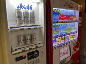 einen Kühlschrank mit Getränken aus Asahi in der Unterkunft Hotel Mayflower Sendai in Sendai