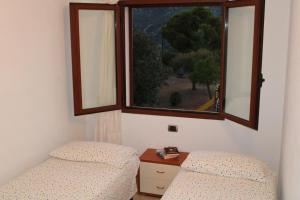 奧羅塞伊的住宿－Casa Panoramica，带沙发和窗户的客厅