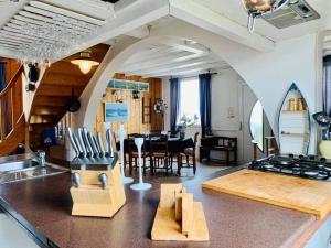 Posezení v ubytování Gîte Les Chardons Bleus , les pieds dans l’eau