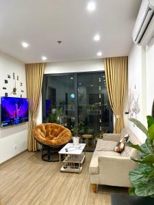 uma sala de estar com um sofá e uma televisão em Smart homestay em Hanói