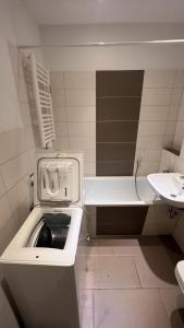 a bathroom with a tub and a sink and a toaster at Moderne Ferienwohnung 5min vom Wasserschloss - Free WIFI & Netflix in Neukirchen
