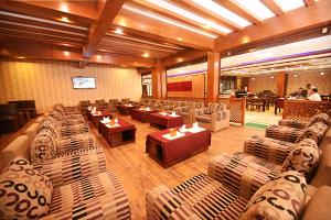 un ristorante con divani e tavoli in una stanza di The Address Kathmandu Hotel a Kathmandu
