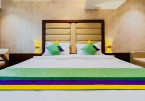 Postel nebo postele na pokoji v ubytování Treebo Serenity Inn, Koregaon Park