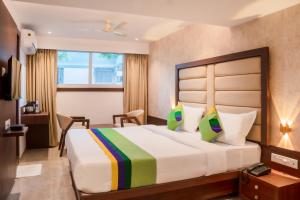 Postel nebo postele na pokoji v ubytování Treebo Serenity Inn, Koregaon Park