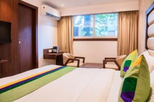 Postel nebo postele na pokoji v ubytování Treebo Serenity Inn, Koregaon Park