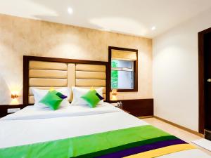 Postel nebo postele na pokoji v ubytování Treebo Serenity Inn, Koregaon Park