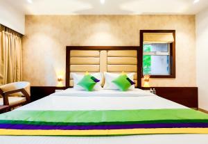 Postel nebo postele na pokoji v ubytování Treebo Serenity Inn, Koregaon Park