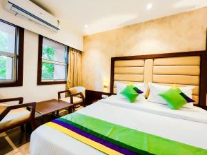 Postel nebo postele na pokoji v ubytování Treebo Serenity Inn, Koregaon Park