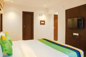 TV a/nebo společenská místnost v ubytování Treebo Serenity Inn, Koregaon Park