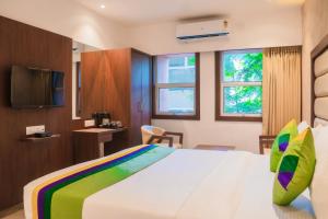 Postel nebo postele na pokoji v ubytování Treebo Serenity Inn, Koregaon Park