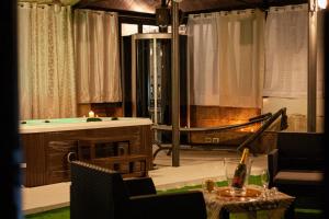 uma sala de estar com uma mesa de bilhar e uma banheira em Hotel San Giuseppe em Gerace