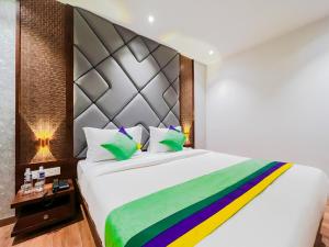 Postel nebo postele na pokoji v ubytování Treebo Serenity Inn, Koregaon Park