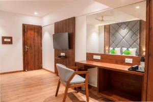TV a/nebo společenská místnost v ubytování Treebo Serenity Inn, Koregaon Park