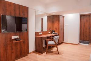 TV a/nebo společenská místnost v ubytování Treebo Serenity Inn, Koregaon Park