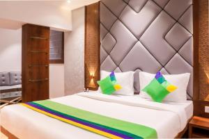 Postel nebo postele na pokoji v ubytování Treebo Serenity Inn, Koregaon Park