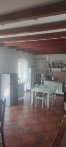 ein Wohnzimmer mit einem Tisch und einer Küche in der Unterkunft Villa Fiumana in Rijeka
