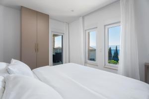 Posteľ alebo postele v izbe v ubytovaní Luxury VILLA BANE, heated private pool and jacuzzi, sandy beach 120m far, 12 pax