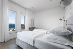 Posteľ alebo postele v izbe v ubytovaní Luxury VILLA BANE, heated private pool and jacuzzi, sandy beach 120m far, 12 pax