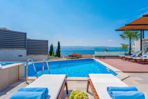 Bazén v ubytovaní Luxury VILLA BANE, heated private pool and jacuzzi, sandy beach 120m far, 12 pax alebo v jeho blízkosti