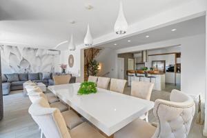 Posedenie v ubytovaní Luxury VILLA BANE, heated private pool and jacuzzi, sandy beach 120m far, 12 pax