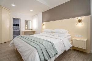 Posteľ alebo postele v izbe v ubytovaní Luxury VILLA BANE, heated private pool and jacuzzi, sandy beach 120m far, 12 pax