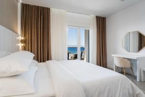 Posteľ alebo postele v izbe v ubytovaní Luxury VILLA BANE, heated private pool and jacuzzi, sandy beach 120m far, 12 pax