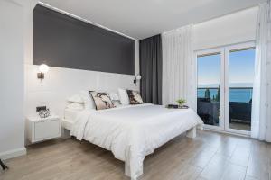 Posteľ alebo postele v izbe v ubytovaní Luxury VILLA BANE, heated private pool and jacuzzi, sandy beach 120m far, 12 pax