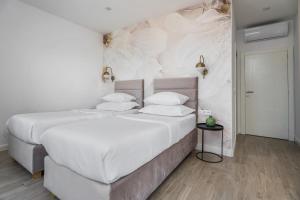 Posteľ alebo postele v izbe v ubytovaní Luxury VILLA BANE, heated private pool and jacuzzi, sandy beach 120m far, 12 pax