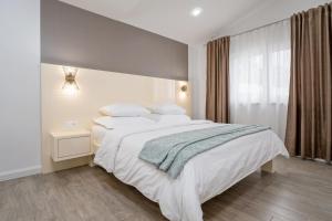 Posteľ alebo postele v izbe v ubytovaní Luxury VILLA BANE, heated private pool and jacuzzi, sandy beach 120m far, 12 pax