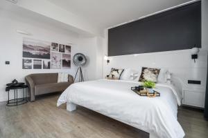 Posteľ alebo postele v izbe v ubytovaní Luxury VILLA BANE, heated private pool and jacuzzi, sandy beach 120m far, 12 pax
