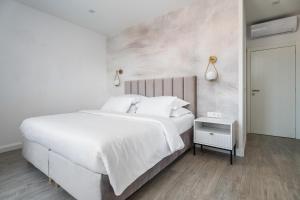 Posteľ alebo postele v izbe v ubytovaní Luxury VILLA BANE, heated private pool and jacuzzi, sandy beach 120m far, 12 pax