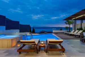 Bazén v ubytovaní Luxury VILLA BANE, heated private pool and jacuzzi, sandy beach 120m far, 12 pax alebo v jeho blízkosti