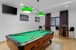 Biliardový stôl v ubytovaní Luxury VILLA BANE, heated private pool and jacuzzi, sandy beach 120m far, 12 pax