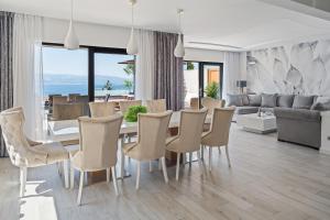 Posedenie v ubytovaní Luxury VILLA BANE, heated private pool and jacuzzi, sandy beach 120m far, 12 pax