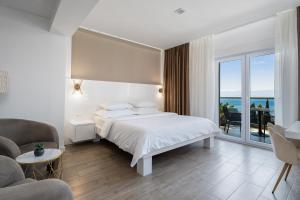 Posteľ alebo postele v izbe v ubytovaní Luxury VILLA BANE, heated private pool and jacuzzi, sandy beach 120m far, 12 pax