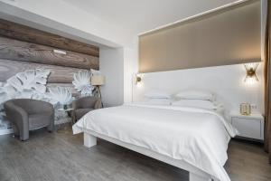 Posteľ alebo postele v izbe v ubytovaní Luxury VILLA BANE, heated private pool and jacuzzi, sandy beach 120m far, 12 pax