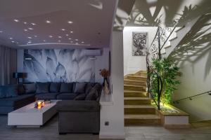 Posedenie v ubytovaní Luxury VILLA BANE, heated private pool and jacuzzi, sandy beach 120m far, 12 pax