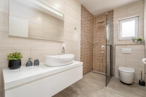 Kúpeľňa v ubytovaní Luxury VILLA BANE, heated private pool and jacuzzi, sandy beach 120m far, 12 pax