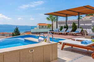 Bazén v ubytovaní Luxury VILLA BANE, heated private pool and jacuzzi, sandy beach 120m far, 12 pax alebo v jeho blízkosti