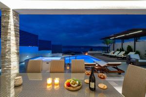 Nápoje v ubytovaní Luxury VILLA BANE, heated private pool and jacuzzi, sandy beach 120m far, 12 pax