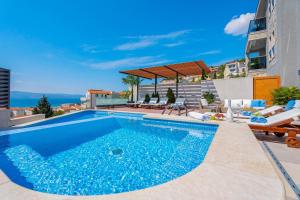 Bazén v ubytování Luxury VILLA BANE, heated private pool and jacuzzi, sandy beach 120m far, 12 pax nebo v jeho okolí