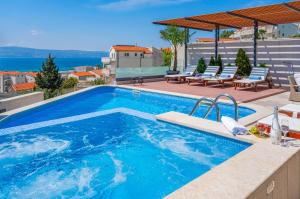 Bazén v ubytovaní Luxury VILLA BANE, heated private pool and jacuzzi, sandy beach 120m far, 12 pax alebo v jeho blízkosti